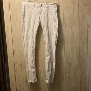 Rue 21 White skinny jeans with imitation pockets on front.